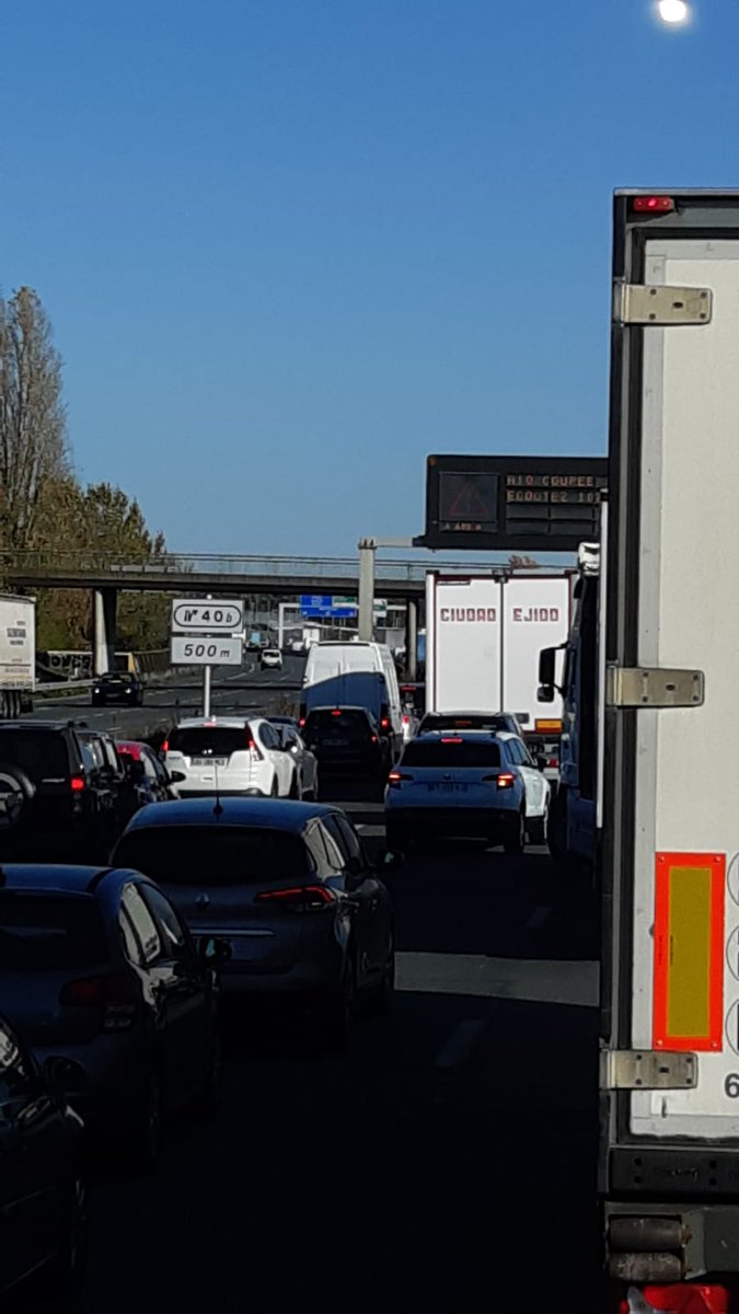 Thomasol2010's tweet photo. Daar gaan we weer...... onze mede Europeanen Frankrijk blokkeren maar weer eens de snelwegen.... #fraexit (kunnen ze de Spaanse kentekens door laten....aub) https://t.co/OO4VhtoEpV