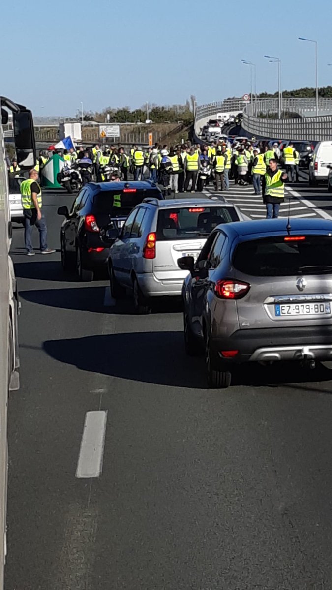 Thomasol2010's tweet photo. Daar gaan we weer...... onze mede Europeanen Frankrijk blokkeren maar weer eens de snelwegen.... #fraexit (kunnen ze de Spaanse kentekens door laten....aub) https://t.co/OO4VhtoEpV