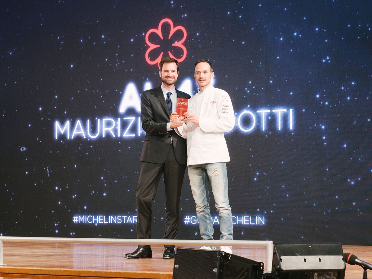 ChicChefs's tweet photo. Eccoli sul palco dell’Auditorium Paganini di Parma a ricevere la loro meritatissima stella Michelin: #ClaudioMelis del Ristorante In Viaggio a Bolzano #Mauriziobardotti del Al 43 di San Gimignano #GuidaMichelin #chicchef https://t.co/RI9SJtmzTY