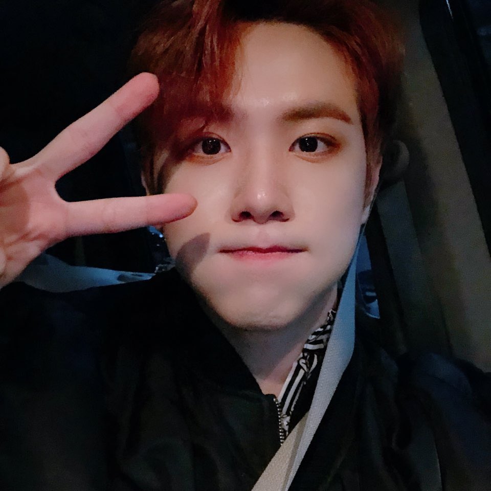 KDH_official's tweet photo. 이번 활동 마지막 팬싸인회까지 끝이 났습니다😢 항상 응원해 주시는 팬분들이 있어서 행복한 활동이었어요❤️🖤 다양한 모습으로 자주 만날 테니까 오늘의 동한이🍠 보시면서 월요일도 파이팅 하세요😬

#KIMDONGHAN #김동한 #GOOD_NIGHT_KISS https://t.co/EjhkhXnjSO
