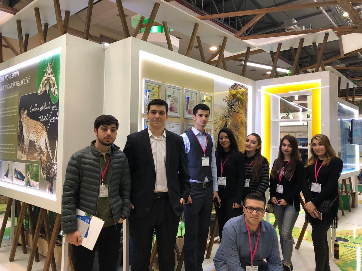 TgtBdu's tweet photo. 14-16 Noyabr 2018-ci il tarixlərində Bakı Expo Mərkəzində IX Azərbaycan Ətraf Mühit sərgisi keçirilib. Bakı Dövlət Universitetinin Ekologiya və Torpaqşünaslıq fakültəsinin tələbələri Tələbə Gənclər Təşkilatının fakültə TGT-si ilə sərgidə iştirak edibler. #BDUTGT #TGT #BDU100 https://t.co/POJ7x7REY7
