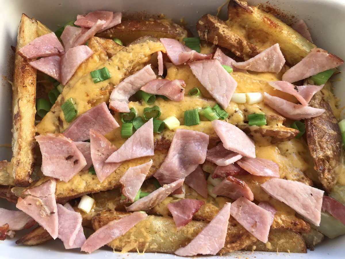 kirstym_sw's tweet photo. Working lunch #swchips π€©topped off to make it even tastier with my #healthyextra cheese, bacon and spring onions π₯³#onplan @SlimmingWorld https://t.co/fQmnCjQxTB