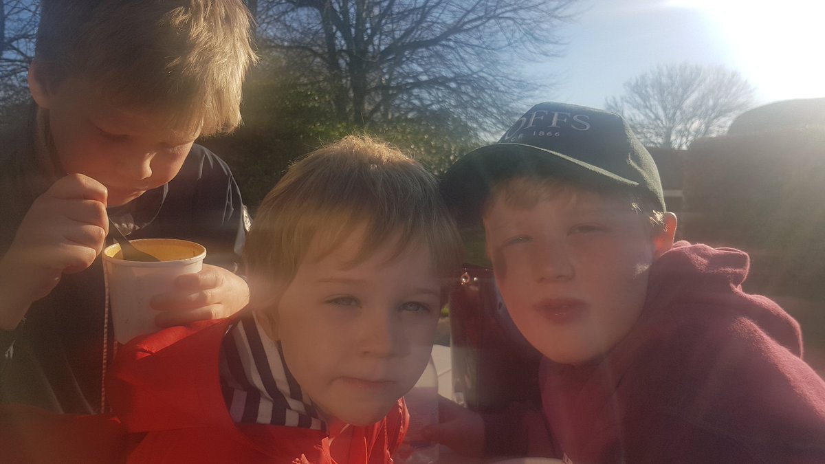 pascali7's tweet photo. Lunch @Goffs1866 in the November sun #nextgeration Come and see our @BallyhaneStud Dandy man and our @DarleyStallions burantino. #bredforspeed https://t.co/acShXhkU7T
