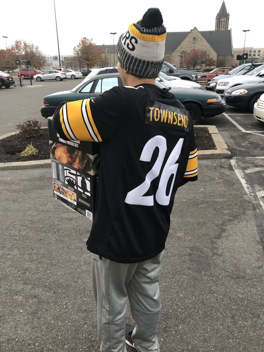 iamlimelight's tweet photo. @PatMcAfeeShow @Digz @wizcauleyfa DeShea Tahhhnsend is fryin turkeys BOY! #bellwho #NObellPEACEprize https://t.co/CRvAO13muL