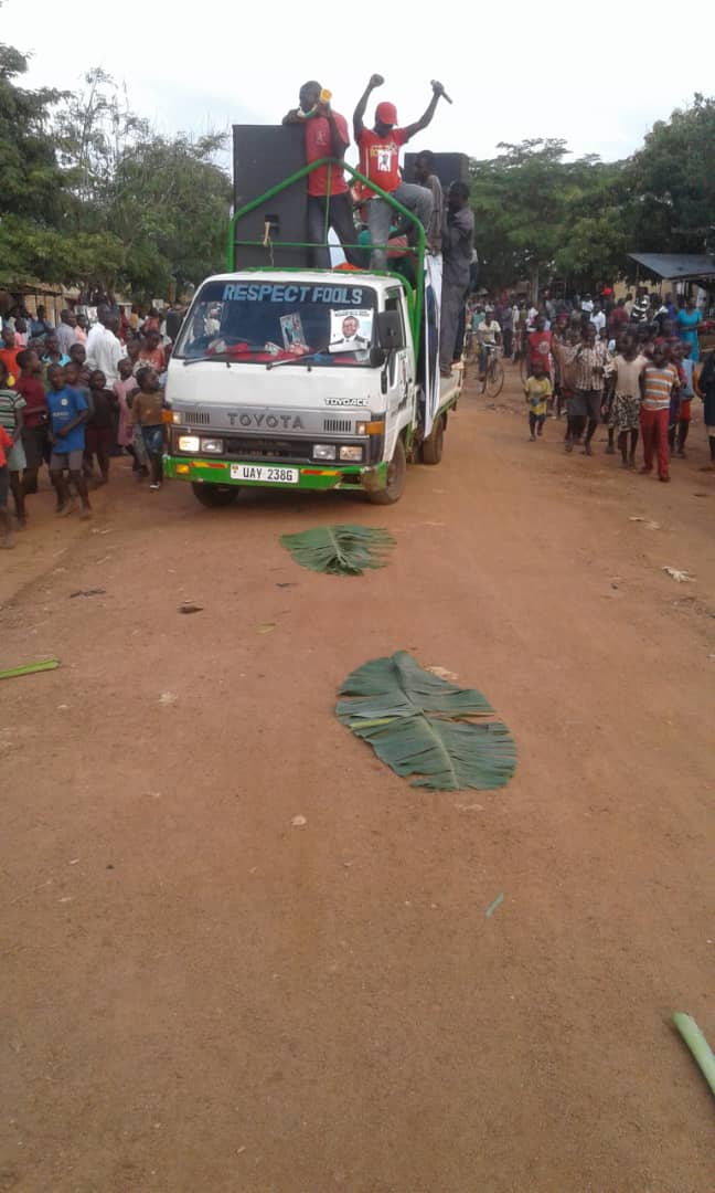 DPSecretariat1's tweet photo. The political mood in Busia as our own Deo Njoki enters Masafu subcounty to address today's main rally. #BusiaDecides @norbertmao @HEBobiwine @kizzabesigye1 @PatrickAmuriat @mugishamuntu @whispereyenews @SoftPowerNews @nilepostnews @SarahBireete @ElvisKintu @Mbidde #NTVNews https://t.co/FpkkRtDmWX