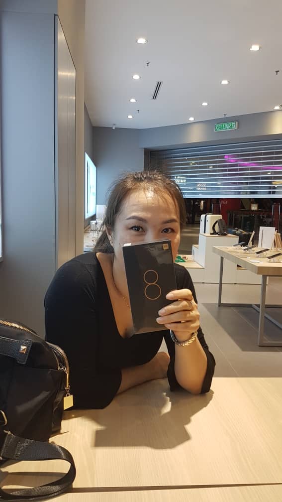 MiStoreKLCC's tweet photo. Before we closed for the day. Mrs. Chai came to grab the Mi 8 Pro at Vivacity Kuching. https://t.co/avb3TugCYR