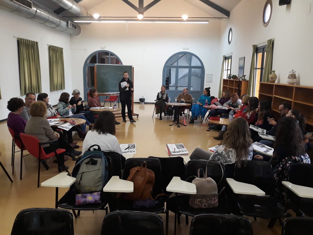 GVAivaj's tweet photo. El taller d’anglès per a professionals de #Joventut a Alborache d’este cap de setmana està resultant tot un èxit!
#IdioMesPlus Congratulations! 😄 https://t.co/Mq96PNVUgG