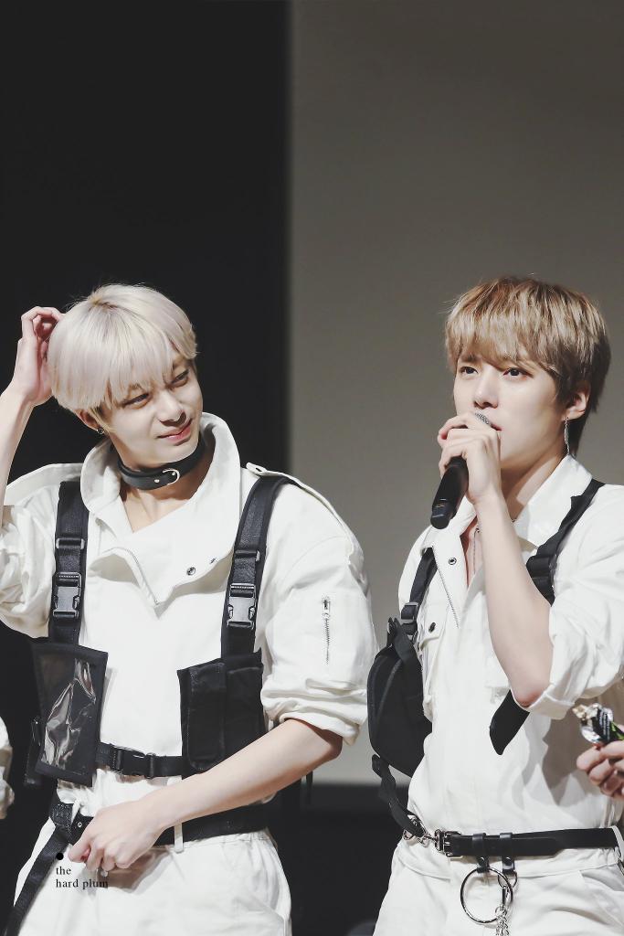 hyungwonope's tweet photo. 181118 💗
Q: when you lived with Minhyuk what were you most grateful for?
Hyungwon: feeding me

Hyungwon doesnt have a place or house in Seoul because he was from Gwangju, after joining Starship he asked Minhyuk if he could stay at his house and they shared room.

full story: https://t.co/47ahbXzLch