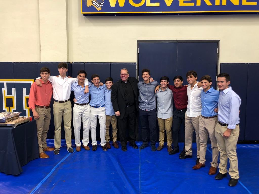 RowBelen's tweet image. As the fall season comes to an end our sophomore rowers celebrated a beautiful Mother and Son event yesterday with Fr. Willie at #BelenJesuit. #RowBelen