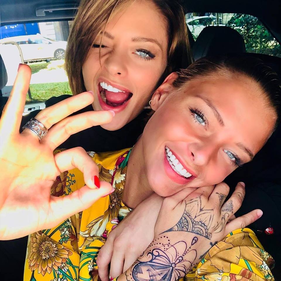 mizzica_'s tweet photo. @GiuliaProvvedi @SProvvedi
non c'è giornata in cui Giulia e Silvia
non riescono a travolgere gli altri inquilini
con la loro esuberante Allegria,
sono TROPPOOOOO
#Simpatiche!
#gfvip https://t.co/6PIQuS4DaT