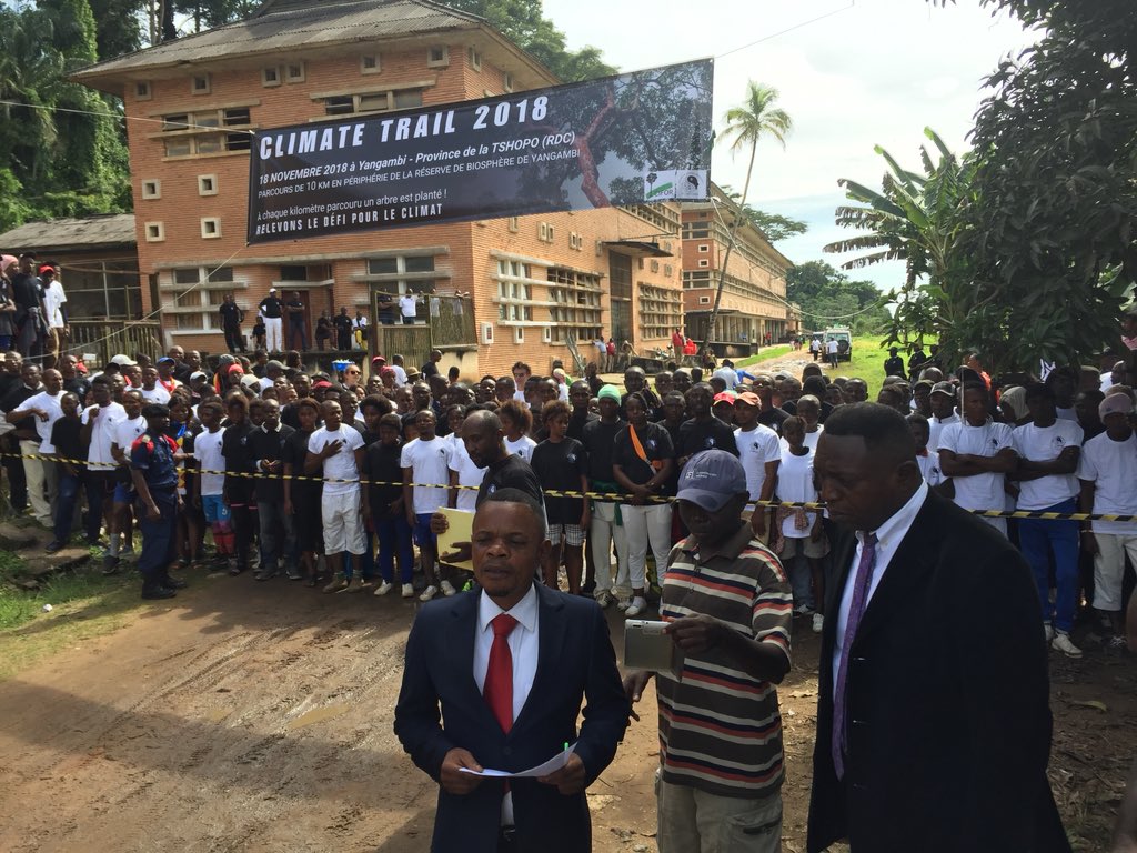 BartOuvry's tweet photo. Les jeunes Congolais de Yangambi se mobilisent contre le réchauffement de la planète - plus de 180 participants ce matin pour le #Climatetrail avec un arbre planté pour chaque kilomètre parcouru. Avec @CIFOR et @UEenRDC https://t.co/2qu3xvztCN