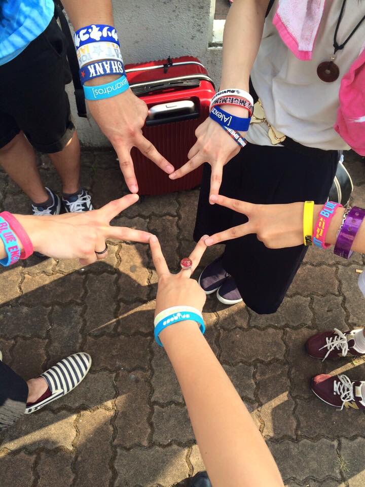 Aleochat's tweet photo. わたしのAqua Timezとの始まりは小6の「決意の朝に」で、はじめて中2でお小遣い貯めて行ったBigBangのグッズは使う用と永久保存版の2つ買ってたなあw そこからずっと追っかけてきて、大切な友達もたくさん出来て。みんなでディズニーとか行ったしほんと最高な青春時代でした#AquaTimez #振り返り投稿 https://t.co/0kGSjaGcJ5