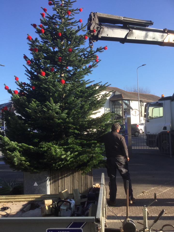treecontrol8's tweet photo. Installing the #Christmas #tree in Rhiwbina Villahe this morning, ahead of the fabulous @RhiwbinaE Christmas Festival next Saturday. ( 24th Nov). Please come along and enjoy this festive family event.
#noplacefiner #festivaldaysarethebestofalldays ๐#treesurgeonscardiff https://t.co/yflM7eX6ib