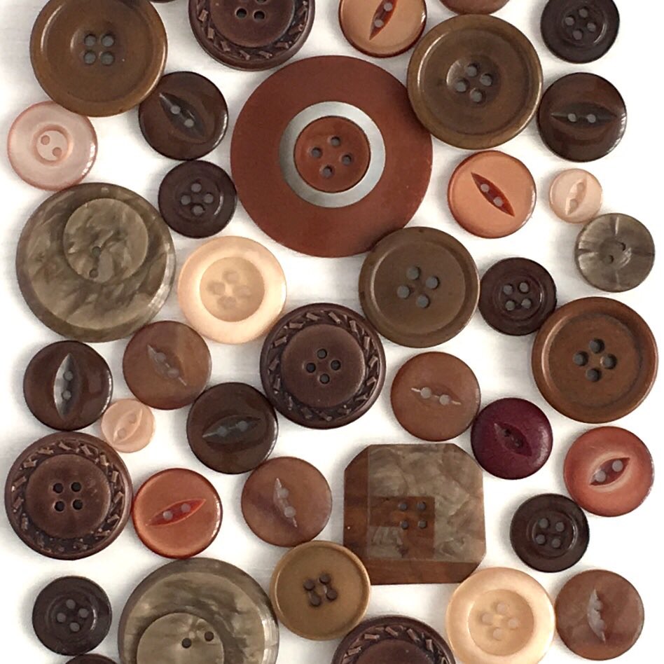 LittleConkers's tweet image. Playing with buttons this afternoon!
⠀⠀
#vintagebuttons #buttonfun #brownbuttons