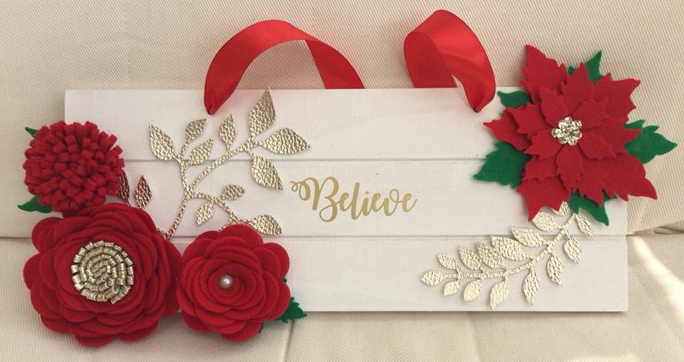 CraftyMelanie's tweet photo. @HandmadeHour My favourite make for the forthcoming festive season has to be this lovely wall hanging adorned with my handmade felt flowers. https://t.co/dWoLoFw4DP