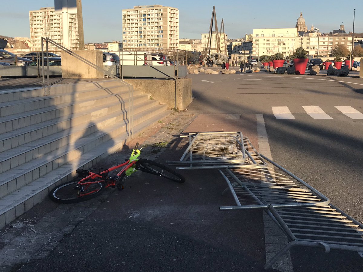 Boulogne 
Peut-on bloquer une entrée de la zone Capecure avec un vélo,un gilet jaune et trois barrières ? On dirait bien que oui. #giletsjaunes