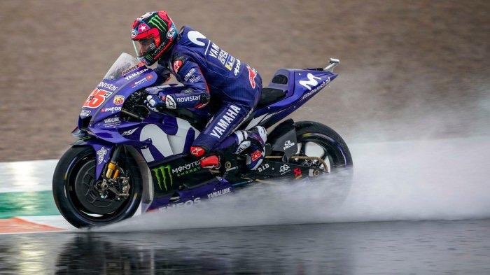 lisa_sneath's tweet photo. Well nicely soaked at the Motogp @MotoGP @ValeYellow46 @YamahaMotoGP @Cheste @Yamaha @suziperry @JamesMToseland @maverickmack25 https://t.co/eGtH8jhkKP