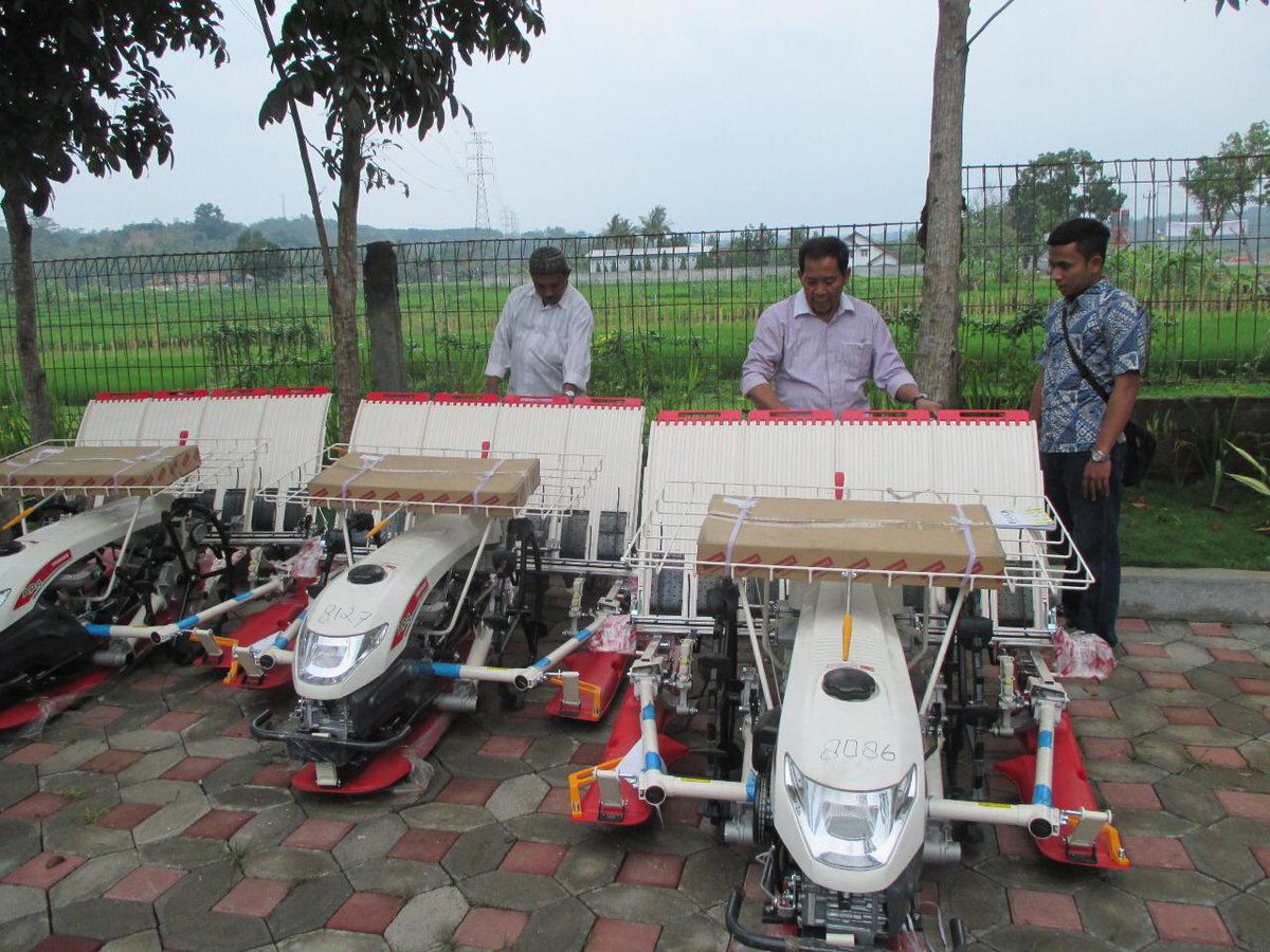 Petani indonesia maju, indonesia makmur.
Penyampaian alat tanam kepada petani di daerah dapil 1 ( 2015).

@SahabatFadholi <a href="/NasDem/">Partai NasDem</a> <a href="/JatengPos/">Jateng Pos</a> <a href="/ganjarpranowo/">Ganjar Pranowo</a> <a href="/jokowi/">Joko Widodo</a> <a href="/NasdemJTG/">nasdem jateng</a> <a href="/iskandar_moh/">MOH.ISKANDAR</a> <a href="/MasUdMM5/">Mas Ud MM</a> <a href="/BanserPay/">BanserPay</a> @Ey_Coss