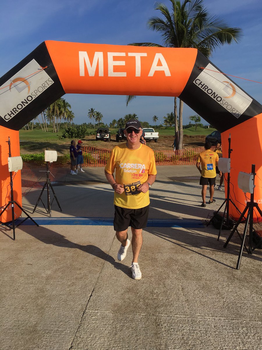 PedroHacesSordo's tweet photo. Llegando a la meta 5km de la #CARRERATELETON 2018 #Acapulco a beneficio del @CRITGuerrero @PauloMercado75 https://t.co/JsSoD6qoHd