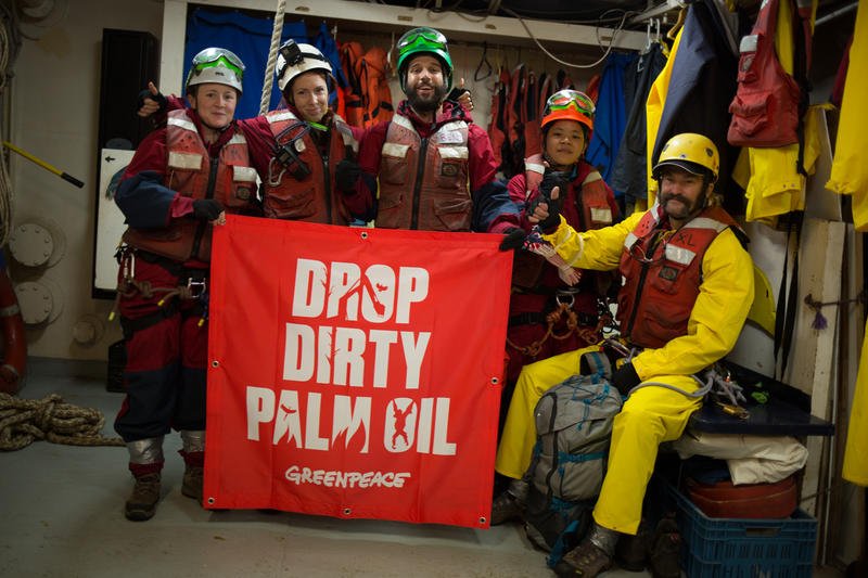 Greenpeace's tweet photo. Join over a million people across the world calling on Oreo to drop Wilmar's dirty palm oil. Sign the petition >> https://t.co/k2KK001aiT [3/3] https://t.co/X0TpciUf2D