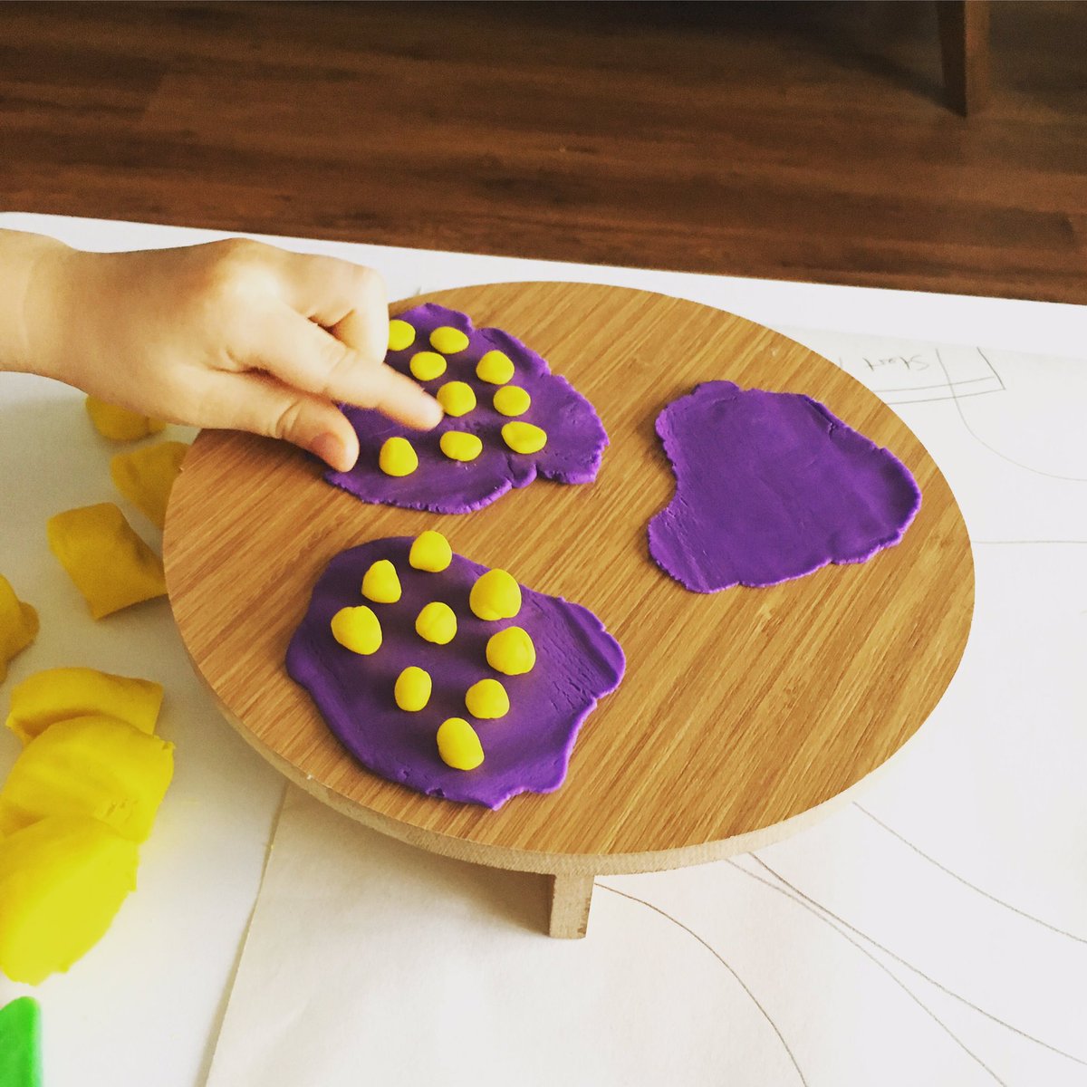 Aylin’in mutfağında bugün: Evdeki malzemelerle Quattro Formaggi yapıyoruz 🍕#quattroformaggi #pizza #welovepizza #recipe #play #kidsplay #kidsart #sensoryplay #sensoryfun #preschool #playislearning #playdough #oyunhamuru