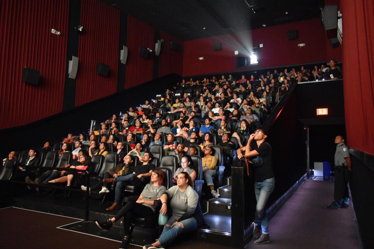 PuntoBohemio's tweet photo. Con una sala repleta realizamos la ceremonia de premiación del @panamaanimation y clausuramos con el estreno de la esperada película "Isle of dogs", una joya de la animación en stop motion. 
¡Gracias totales! https://t.co/HEhHaCo2h9