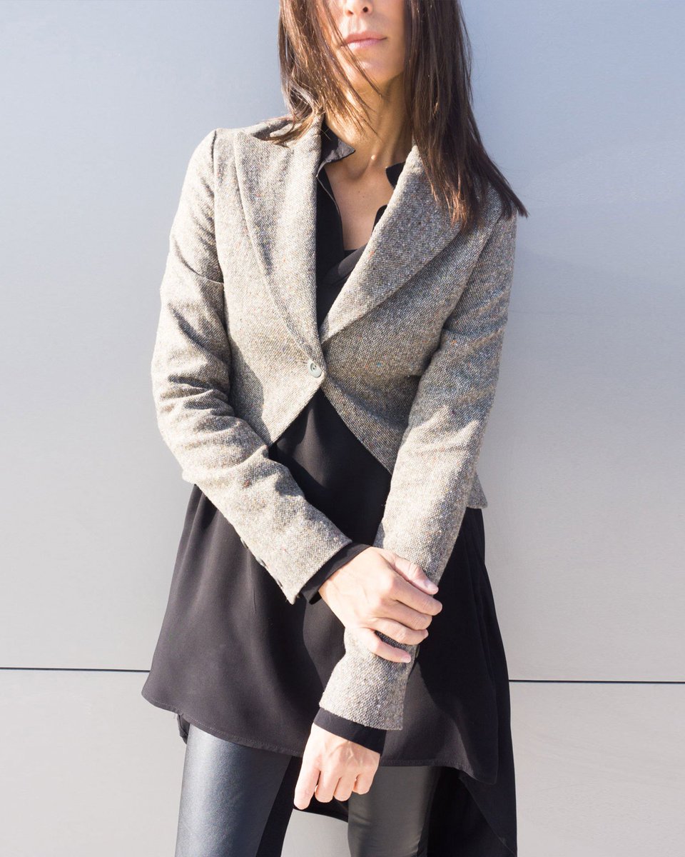 weareaakasha's tweet photo. 🍂 Celebrate autumn with a flawless look 🍂 🖤
#aakasha #aakashastyle #handmade #falloutfit #jacketstyle #ootd #styleinspo #aesthetic #contemporaryfashion https://t.co/h7SrAA4VTQ