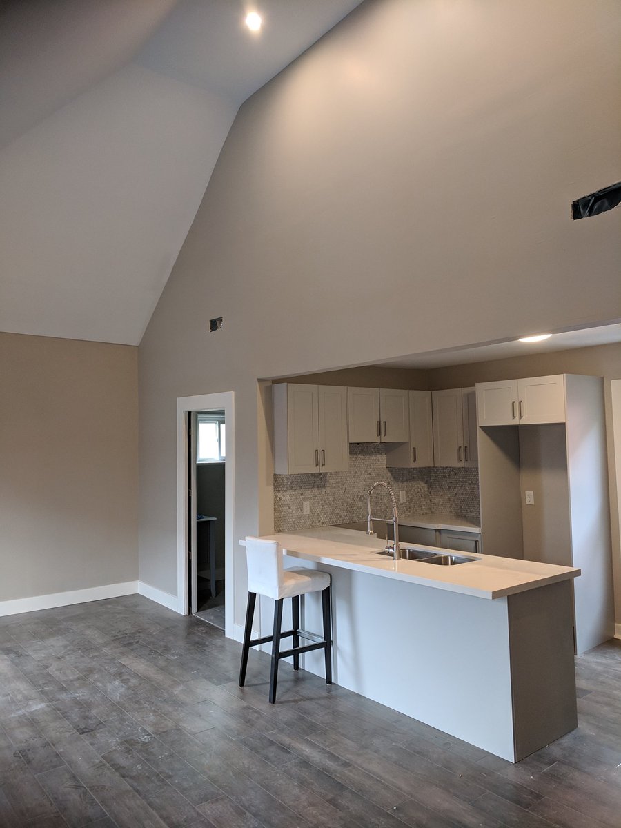 ShawnQuilty's tweet photo. @downtownbrantfd #WLUbrantford executive loft rental, quartz countertops modern kitchen, lots of natural light, located in #brantford University district , 20 foot high ceilings https://t.co/oXzDB9L2M9
