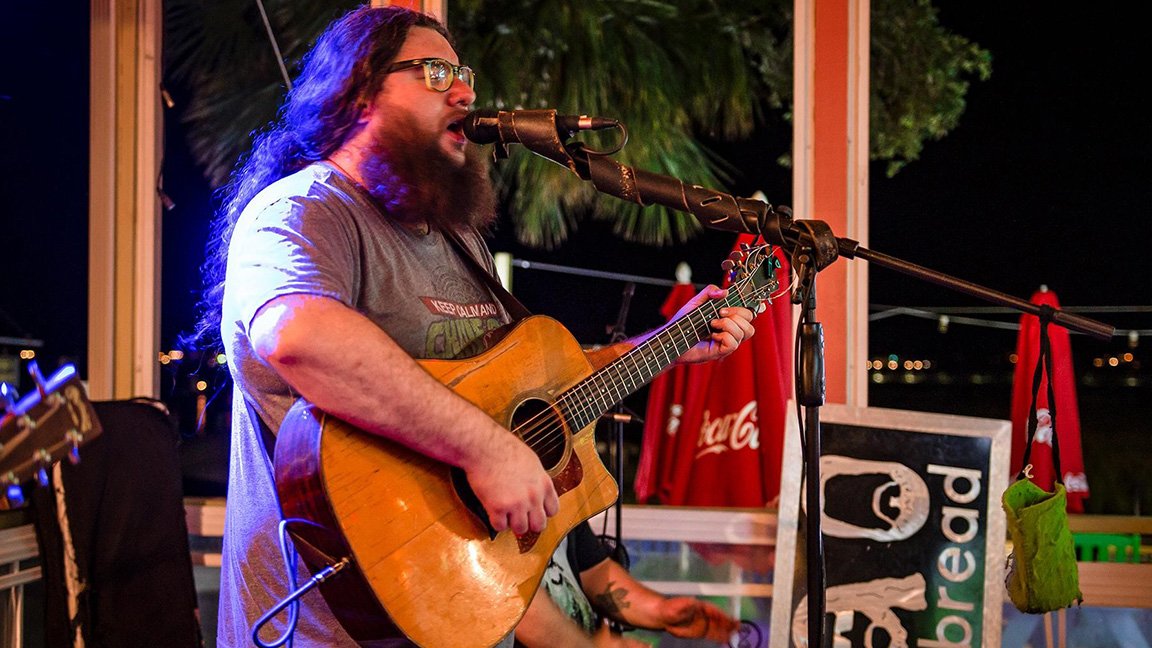Come get your fill of live music 🎤
#bubbasloveshak #livemusic #food #drinks #views #marshwalk #fun #friends