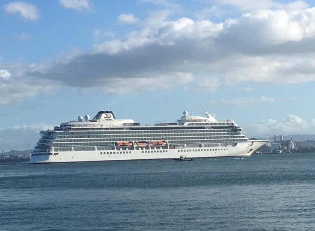 CrucerosPR's tweet photo. Ya el VIKING SEA zarpó.

Este crucero de lujo pasa una noche en nuestra bahía.

¡BUEN VIAJE!

#crucerospuertorico 🇵🇷
#cruceristasdeborinquen 
#Temporadaaltadecruceros 
#7cruceros https://t.co/P9HXhVBprV