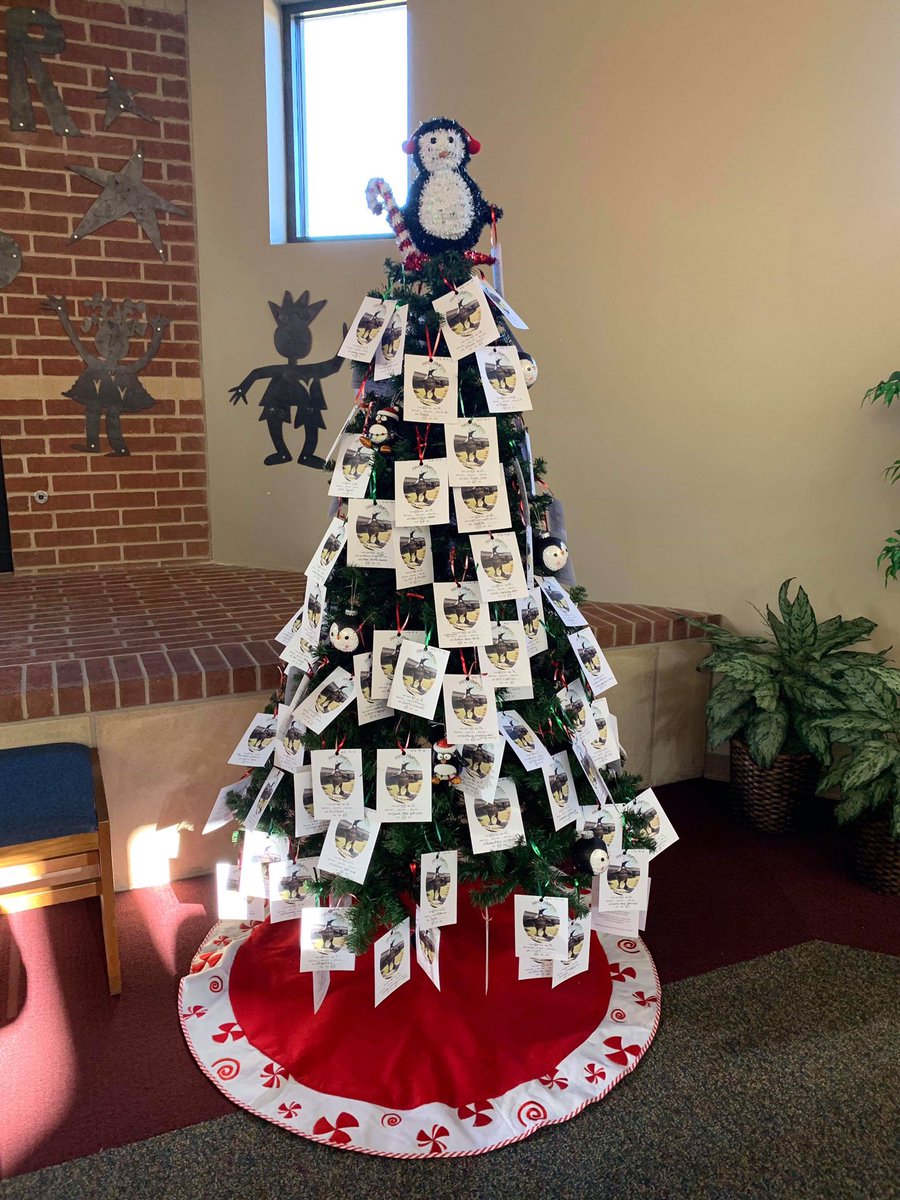 jenks_wi's tweet photo. The Westly tree is full!  Students will be picking tags Monday and Tuesday, so don’t forget to send the permission slip with your student. https://t.co/AMkGG7TqFc