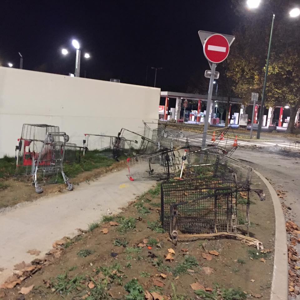 marinetondelier's tweet image. Chers amis gilets jaunes,

Faire la révolution c’est bien,
Nettoyer en partant c’est mieux,
Ne pas cramer de trucs dégueulasses sur votre passage ce serait parfait!

#HeninBeaumont #GiletsJaunes