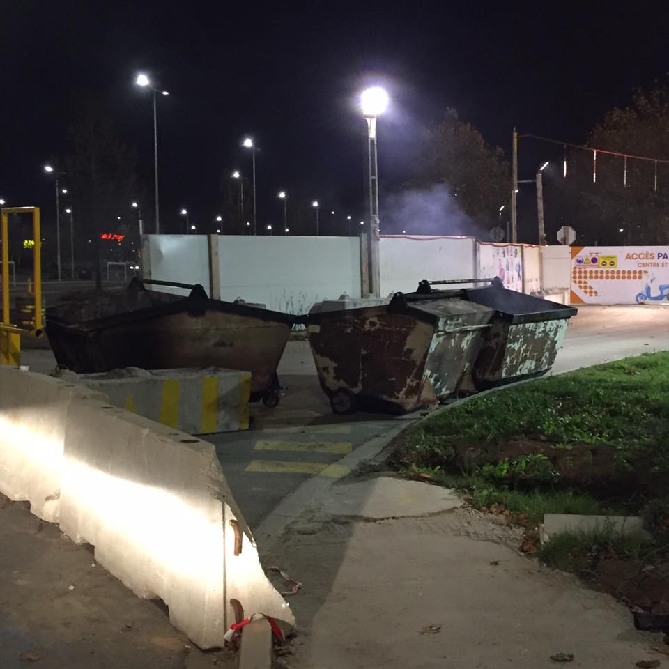 marinetondelier's tweet image. Chers amis gilets jaunes,

Faire la révolution c’est bien,
Nettoyer en partant c’est mieux,
Ne pas cramer de trucs dégueulasses sur votre passage ce serait parfait!

#HeninBeaumont #GiletsJaunes