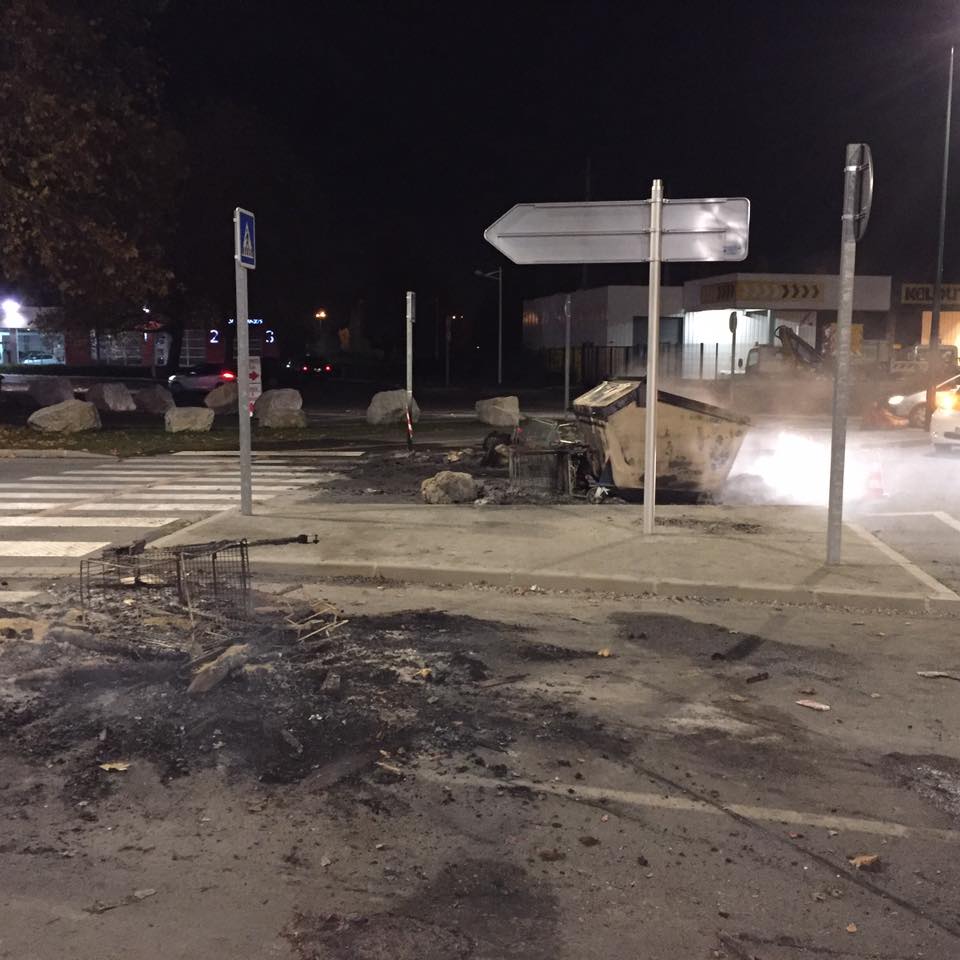 marinetondelier's tweet image. Chers amis gilets jaunes,

Faire la révolution c’est bien,
Nettoyer en partant c’est mieux,
Ne pas cramer de trucs dégueulasses sur votre passage ce serait parfait!

#HeninBeaumont #GiletsJaunes