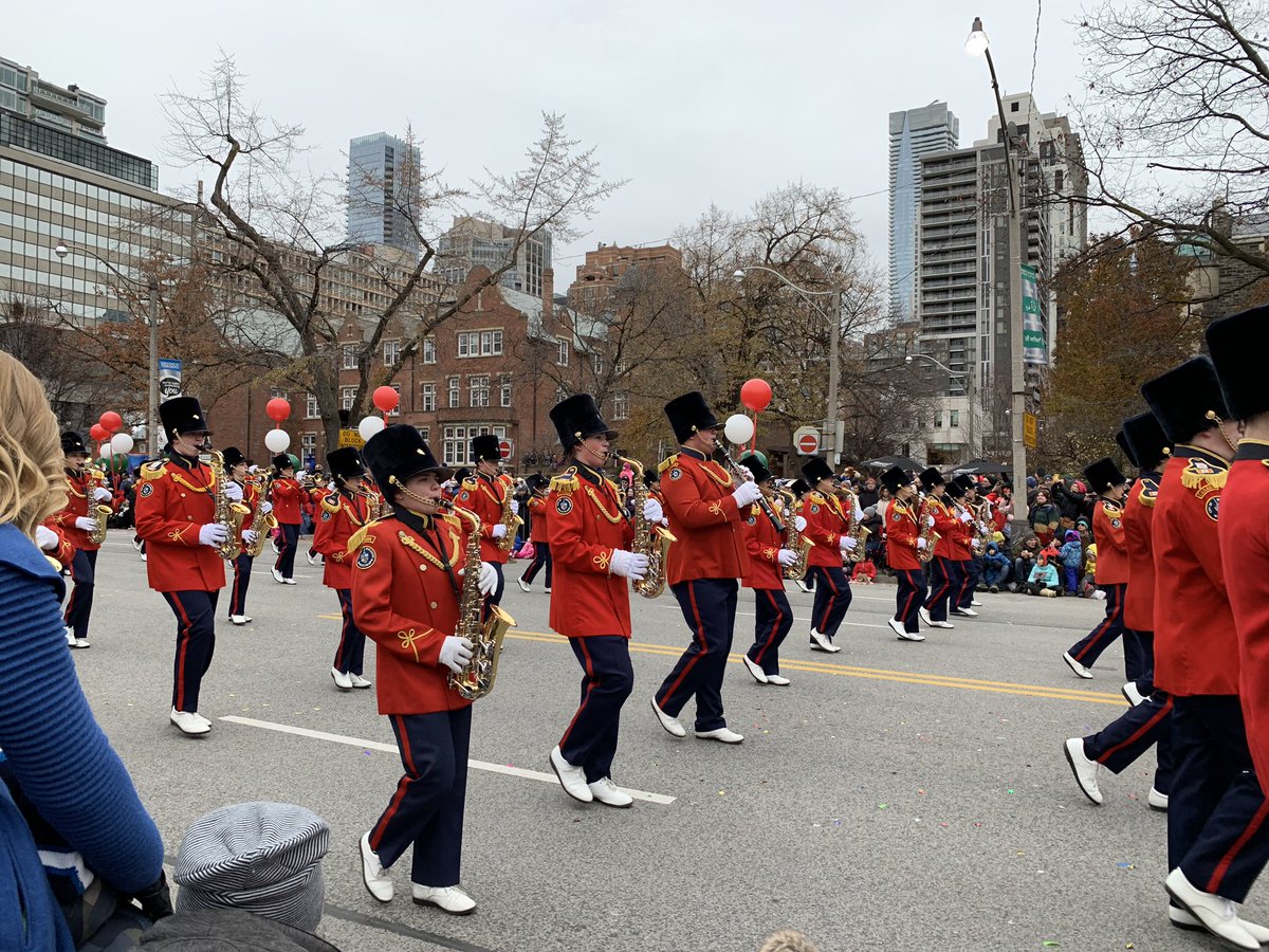 AuburnLaneCA's tweet photo. We love the marching bands! #santaclauseparadeTO https://t.co/DkXGnoNPw7