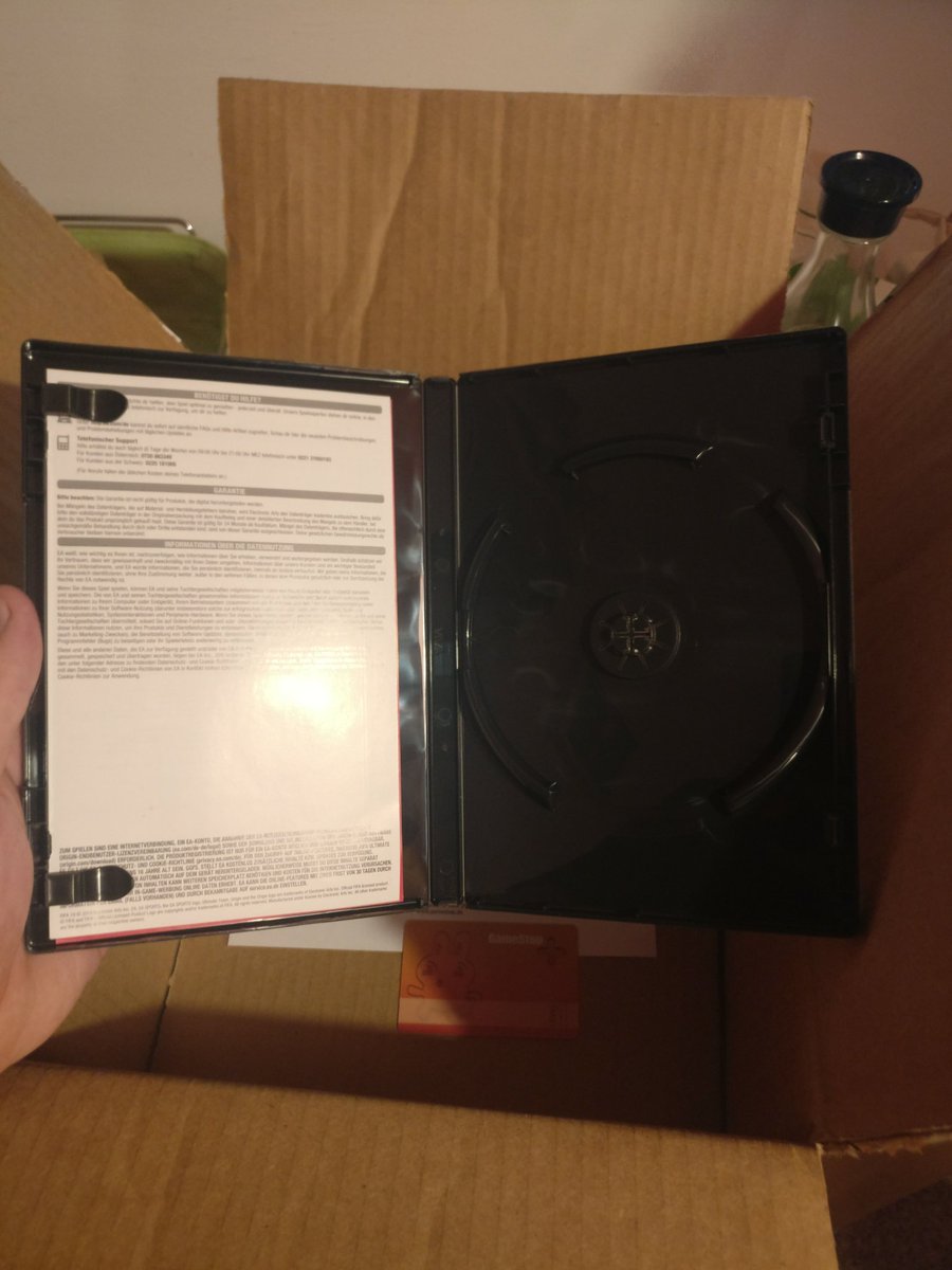 NautBio's tweet image. Zustand der Digitalisierung in Deutschland: @GameStopDACH verschickt ein 20*30*40 Paket mit einer leeren DVD-Hülle in der der Code für den digitalen Download ist. Digitalisierung, Fuck yeah. 🤦‍♂️