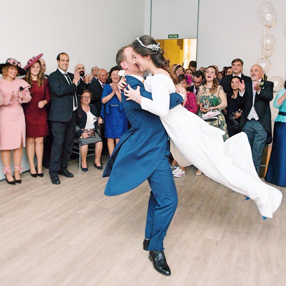 dilequesi_wp's tweet photo. Disfrutad vuestro primer aniversario y nunca dejéis de volar 💙
.
#weddingplanner #dilequesí #tecasas #bodasdqs #wedding #weddingparty #weddingday #celebrate #party #dilequesí_wp #noviosdqs https://t.co/oaVKn2ZmKO