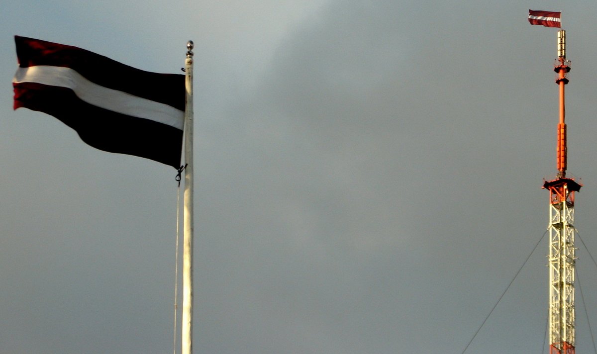 Zem diviem karogiem man paiet laiks. Daudz laimes dzimšanas dienā Latvija! #latvija100