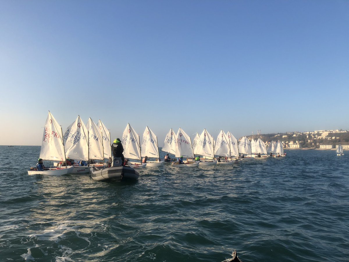 TeamOptiIDF's tweet photo. WE d’entraînement au Havre, avec un temps un peu frais mais grand ☀️ Le vent était RDV pour travailler les objectifs de performances ! #Training #optimist  
#sailing https://t.co/B6jExATCHo