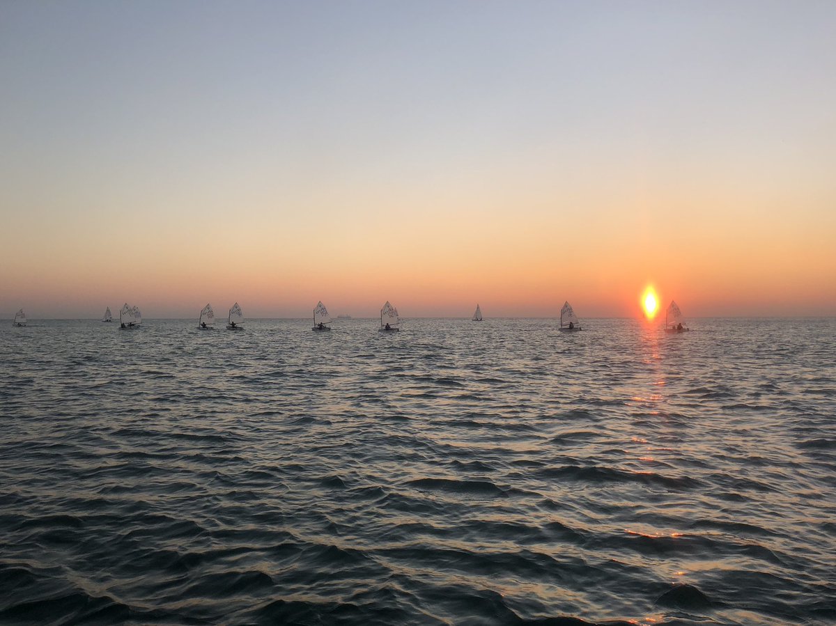 TeamOptiIDF's tweet photo. WE d’entraînement au Havre, avec un temps un peu frais mais grand ☀️ Le vent était RDV pour travailler les objectifs de performances ! #Training #optimist  
#sailing https://t.co/B6jExATCHo