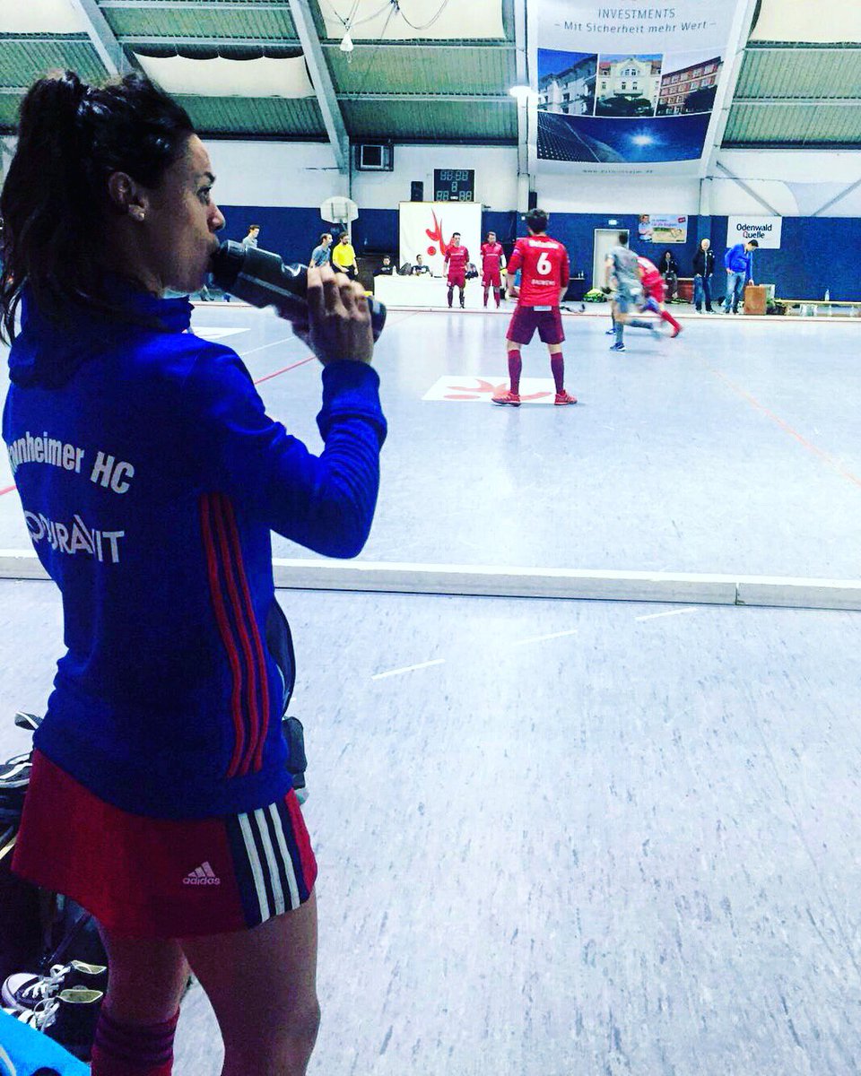 MarlenaRybacha's tweet photo. Taking it all in 🤗🔛🏑 Enjoyed my first weekend at @mannheimerhc 🔵⚪️🔴 #debut #mannheimerhc #19 #bundesliga #indoor #hockey #moretocome #gemeinsaminblau 🙋🏻♀️🙋🏻♀️🙋🏻♀️ https://t.co/aguqegG47C