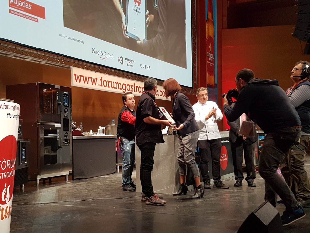 FGastronomic's tweet photo. I els Premis InnoFòrum són:

👉Producte més innovador:
🏆La sobrasaderia de Can Company amb formatge blau @xescreina 
🏆Escata @pere_planaguma 

👉Gust més original:
🏆Vinya Hop, Cervesa Marina @GironaExcellent 

#forumgirona18 
@cambragirona https://t.co/9BLhMkJt5K
