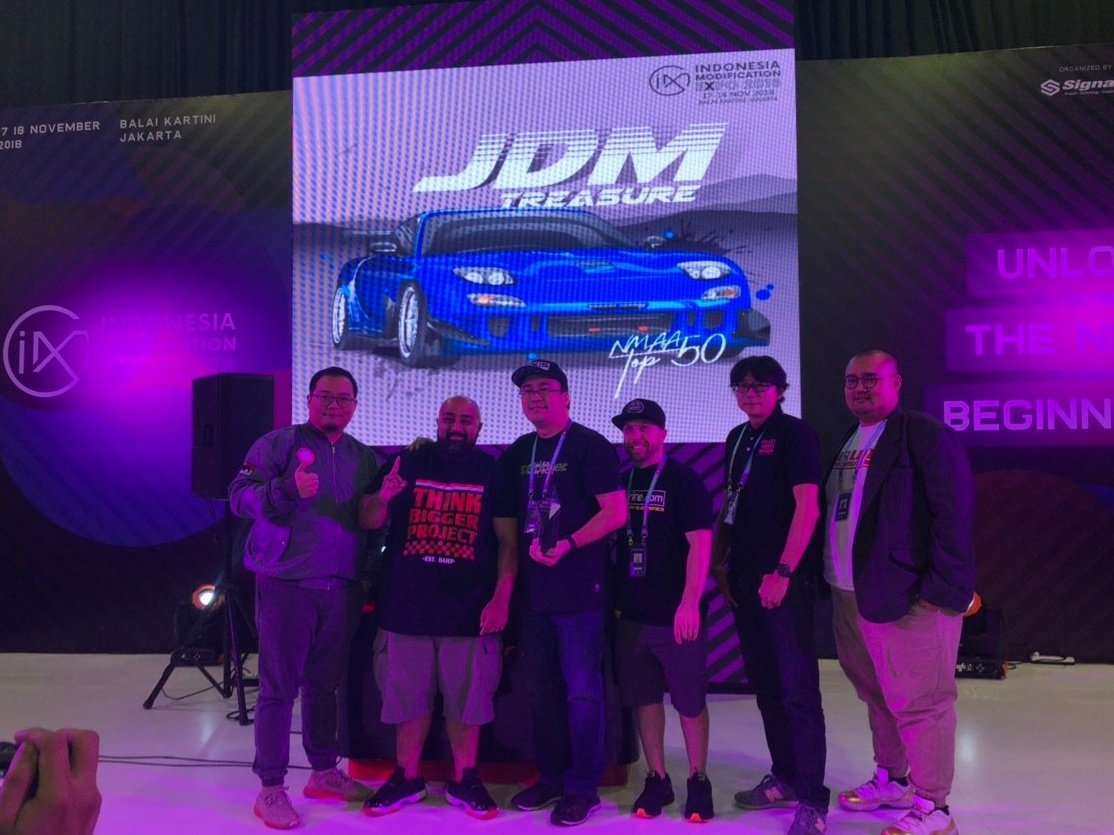 osakaautomesse's tweet photo. 【IMX2018】結果発表〜。審査員&参加者によって2日間にわたって審査されたインドネシアTOP50台のチャンピオンは青のRX-7に決定! オートメッセ特別賞はトヨタ・イノーヴァとさせていただきました! #IMX2018 #インドネシア #NMAA #オートメッセ #AUTOMESSE https://t.co/ar2DyCWUTa
