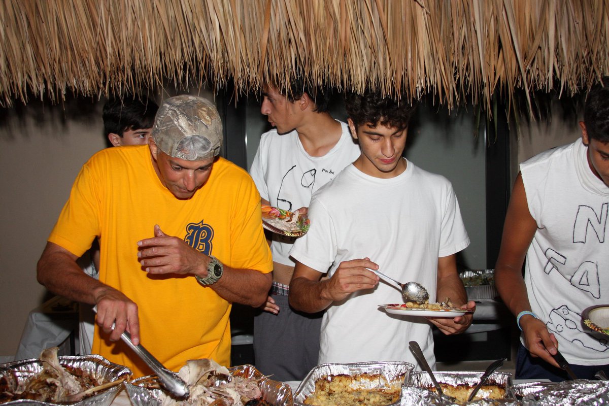 RowBelen's tweet image. Belen Jesuit Crew Varsity had a "BrosGiving” Thanksgiving celebration with football 🏈, an annual tradition. Thanks to everyone who brought food 🦃 🍰 and to the Casariego family for hosting. Happy Thanksgiving wishes to everyone. #RowBelen!