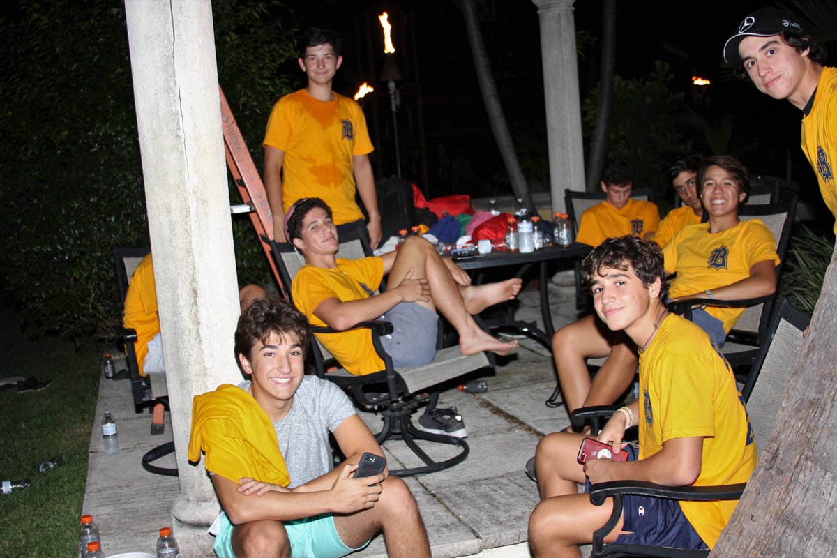 RowBelen's tweet image. Belen Jesuit Crew Varsity had a "BrosGiving” Thanksgiving celebration with football 🏈, an annual tradition. Thanks to everyone who brought food 🦃 🍰 and to the Casariego family for hosting. Happy Thanksgiving wishes to everyone. #RowBelen!