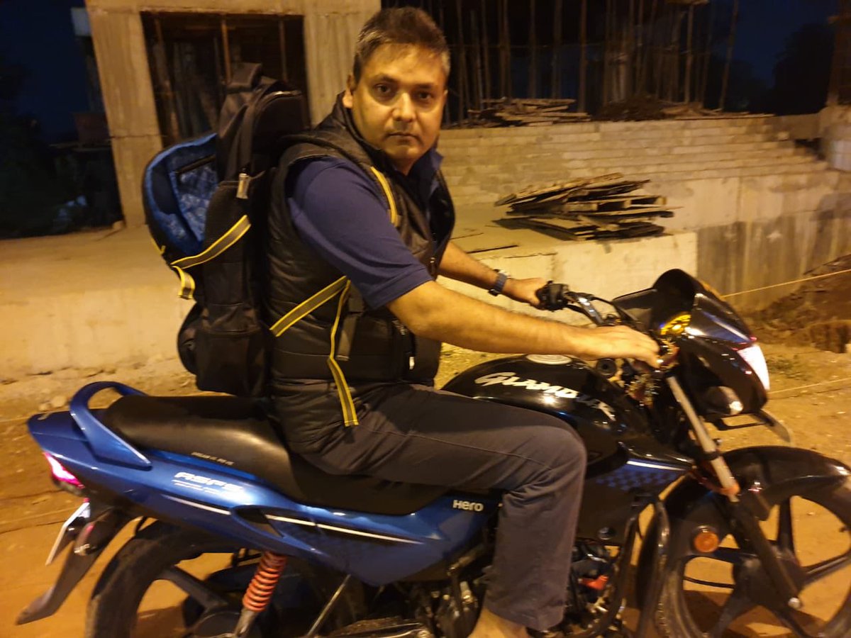 umashankarsingh's tweet photo. छत्तीसगढ़ का मोजो स्ट्रिंगर 😎
वैसे मोजो में मोटरसाइकिल जुड़ गया तो मोमोजो हो गया न 😂
#MoJo becomes #MoMoJo https://t.co/XlkB6j8k1X