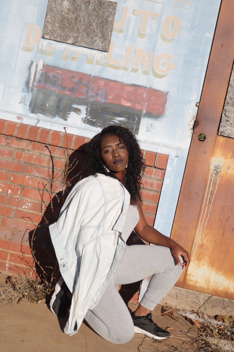 ofunmi_a's tweet photo. Photographers are expensive so I took my own 💁🏿‍♀️ https://t.co/Ce539xKbKr