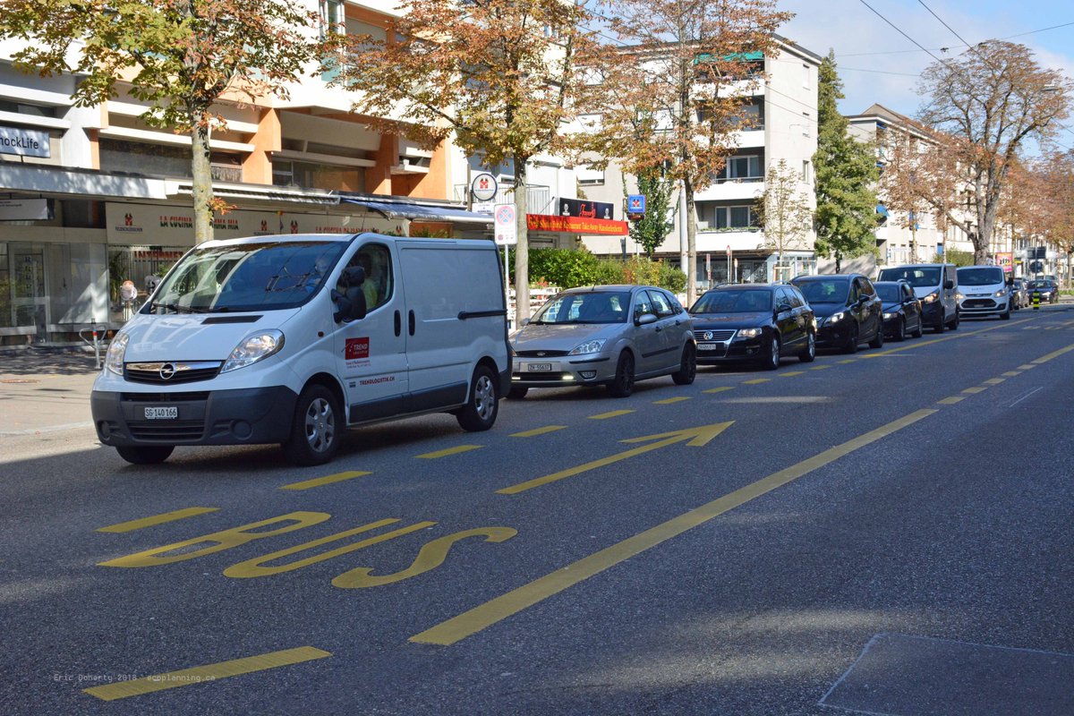 Eric_Doherty's tweet photo. Did you know that they have lots of big #electricbuses, and lots of bus lanes in #Zurich #Switzerland? Does your city have clean quiet electric #publictransit that does not (often) get stuck in traffic? #electricbus #trolleybus #climateaction #transit https://t.co/FvzJS1AmtN