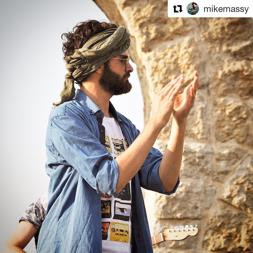 Massyholics's tweet photo. #Repost @mike_massy
༺♡༻༺♡༻༺♡༻
High to the Rhythm 👏🏽
Photo by #akl_akl
#soundcheck #sound #microphone #hotweather #singer #mikemassy #stage #behindthescenes #backstage #onstage #scene #beforetheconcert #hot #weather #zoukmikael #colors #sunny #summer #festival #singing https://t.co/KBX1OwHLOw