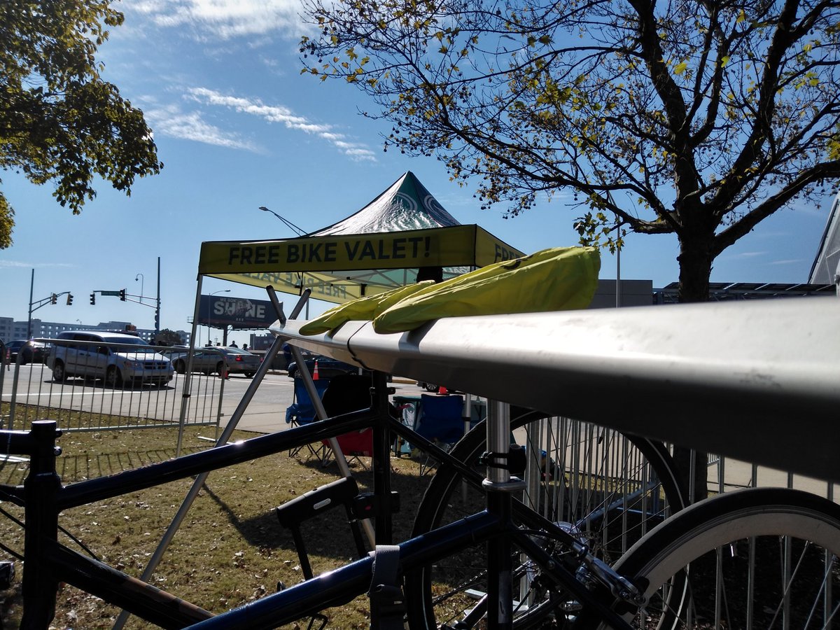 PropelBikeValet's tweet photo. Busy and beautiful day here @MBStadium! Why not #OptOutOfTraffic and ride in to free #BikeValet @ today's @AtlantaFalcons vs @dallascowboys game.
#ExpectBikes #BikeATL https://t.co/j2p2bifFTE